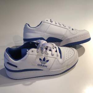 Adidas forum bold white & royal blue. Säjer dessa skor i så gott som nyskick då det inte är rätt storlek för mig. Supersnygga! Köparen står för frakten.