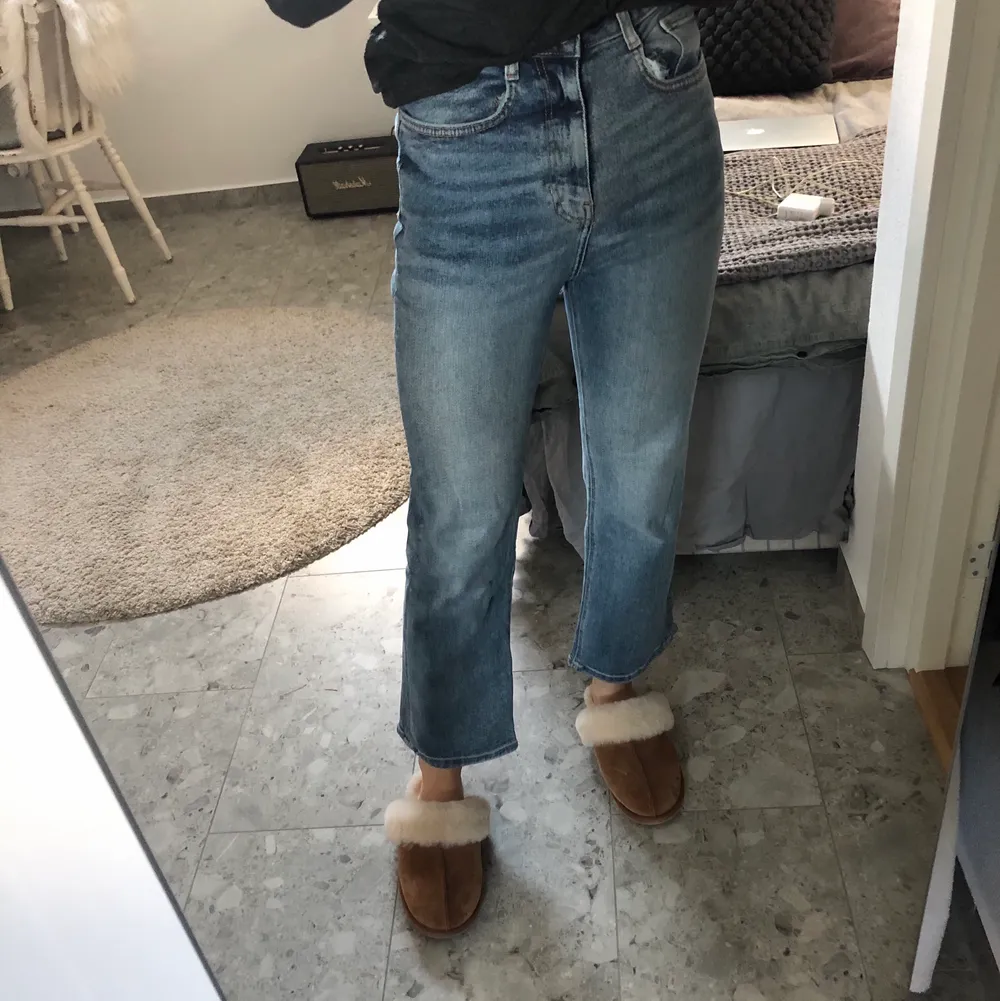 Ett par helt nya jeans som är lite croppade och utsvängda längst ned. Köpta på bubbelroom. Köparen står för frakt och betalning sker via swish!💞. Jeans & Byxor.