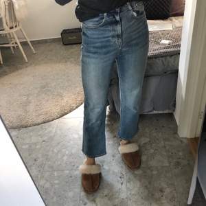Ett par helt nya jeans som är lite croppade och utsvängda längst ned. Köpta på bubbelroom. Köparen står för frakt och betalning sker via swish!💞