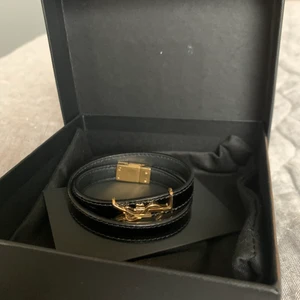 Ysl double bracelet - Säljer nu mitt älskade ysl armband. Det är i lack och därmed inte ovanligare än de med endast läder. I anvönt skick men inget man tänker på om man inte kollar väldigt nära! Nypris ligger runt 3000kr:)