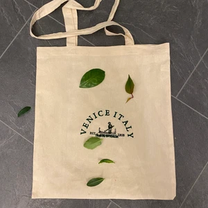 Tygkasse - Jättefin tygkasse som är helt oanvänd. Motivet är broderad med grönt tråd 