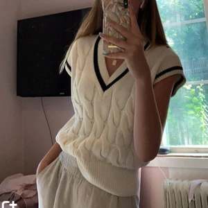 Stickad Väst  - Jättefin stickad väst köpt på Gina i somras för 299kr. Använd 1-2 gånger så i väldigt fint skick 💓