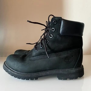 Timberland boots - Svarta Timberland, använda men i gott skick. Kostade 1400 kr. Finns att hämta i Malmö/Kph annars står köpare för frakt.