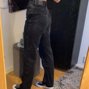 Weekday jeans - Säljer ett par snygga jeans från Weekday i modellen ROWE, storlek 27/32. Köparen står för fraktkostnad!❤️‍🔥