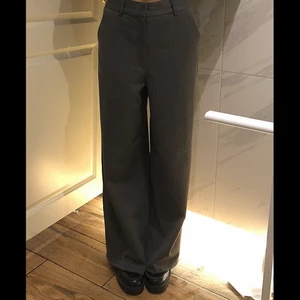 Grå kostymbyxor - Fina grå kostymbyxor som tyvärr är för stora för mig. Skulle säga att de är stora i storleken.