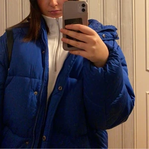 Blå puffer jacka  - Säljer nu min favoritjacka!! OBS:bara om jag får ett bra pris sitter bra på mig som är en M lite oversized då, inga defekter, använd men sparsamt använd!! (Lånade bilder, skriv privat för egna)