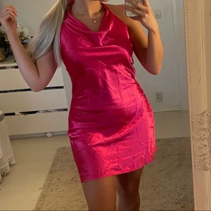 Satin klänning - Rosa satinklänning i storlek S med knytning bak så man själv kan bestämma hur urringad man vill ha den. Varit en favorit länge men har flera liknande. 