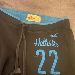 Hollister mjukisbyxor  - Ett par najs mjukisar från hollister köpta från sellpy men va försmå…❤️❤️sitter najs och lite låga i midjan😽budet ligger just nu på 120 och avslutar kl.20 ikväll, eller köp direkt för 180 + frakt❤️❤️❤️