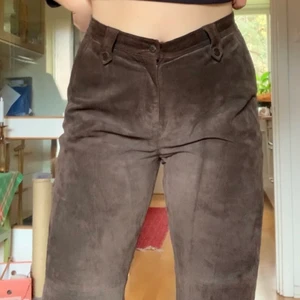 Mockabyxor - Säljer dessa balla brallorna som jag inte använder tillräckligt mycket längre!! De är i äkta läder och fräscha för att vara second hand. Fickorna bak är fake. Skriv för frågor eller mer bilder!