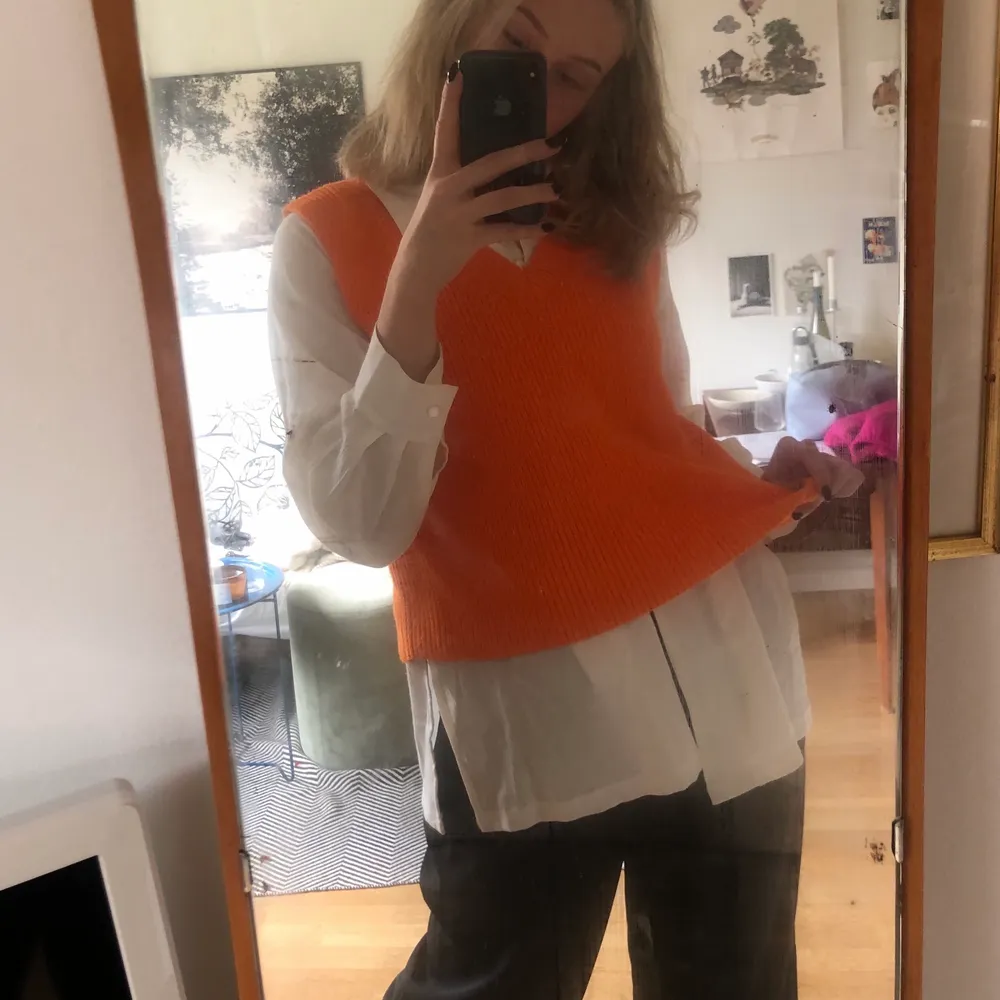 En snygg orange väst från Zara, köpt i somras men tyvärr inte använt den mer än att jag provat den på! Det är storlek L men sitter snyggt på mig som är en M!🧡. Stickat.