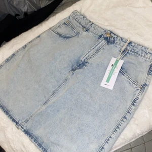 Jeanskjol  - Oanvänd! Liten i storleken så är 44 men passar 40-42