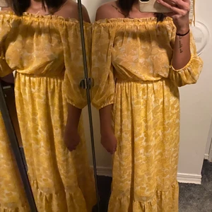 Långklänning GinaTricot - Så fin långklänning från GinaTricot, off shoulder och i fint skick 💕