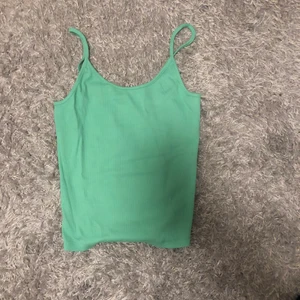 Grönt linne - Gullig linne från newyorker, helt oanvänd. Köpare står för frakt. 