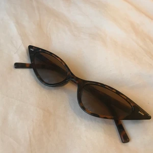 bruna smala solglasögon - Bruna smala solglasögon, köpta här på plick. Möts i slussen eller postas😊