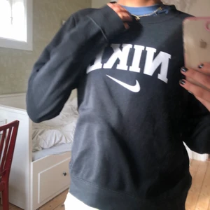 Nike sweatshirt - Trendig tröja från nike. Jag är 169/170 och när storlek. Xs-medium. Frakt tillkommer. Jättefint skick storlek xs/s? Måste dubelkolla. Pris kan diskuteras vid snabb affär. Frakt 66kr dpårbart. Kan skickas omgående!❤️ obs liten fläck som säkert går bort i tvätten!!!