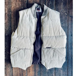 Levis väst  - Säljer den här vintage sällsynta beiga Levis Manchester västen från 80-talet med perfekt slitage som är väldigt sällsynt för ett plagg så här gammalt. Västen är extremt varm och perfekt för höst vinster, den är ju självklart extremt snygg också 😪