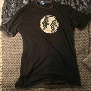 tröja med japanskt print - dma för mått men den är ganska slim längst kroppen