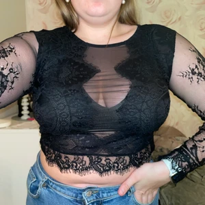 Svart spetstopp! - En av min favorittröjor genom tiderna!🖤 svart och spets är grymt snygg kombo när man ska ut på krogen! Har spets hela ryggen och ett svart tyg för brösten på vardera sida som är inte helt täckande så har alltid haft en bralette under! Använd max 5 gånger 🖤