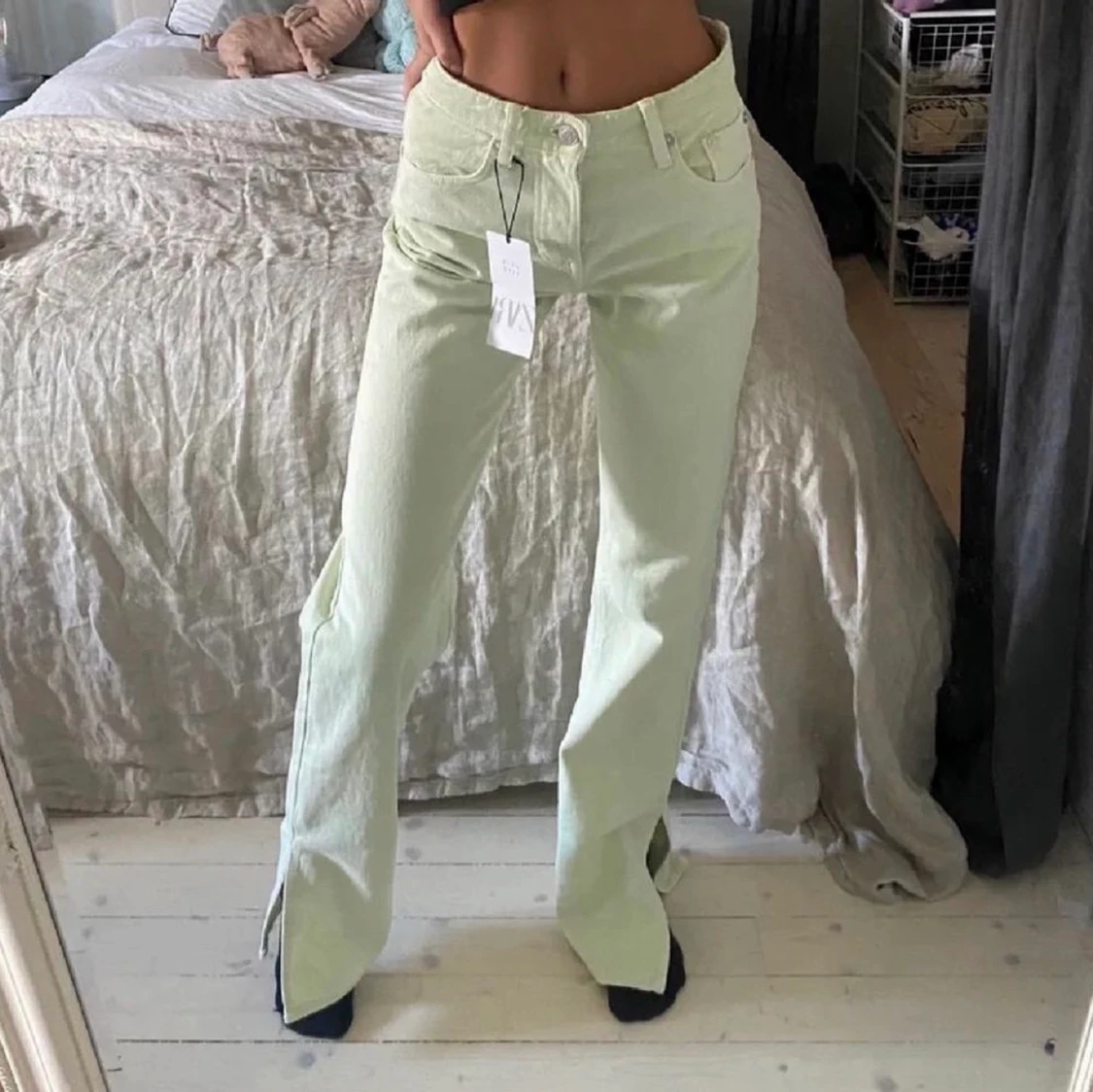Ljusgröna jeans med slits