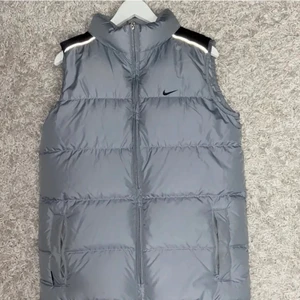 Nike väst  - Skit snygg, vintage nike väst, använd ett par gånger💕💕✨ helt felfri!