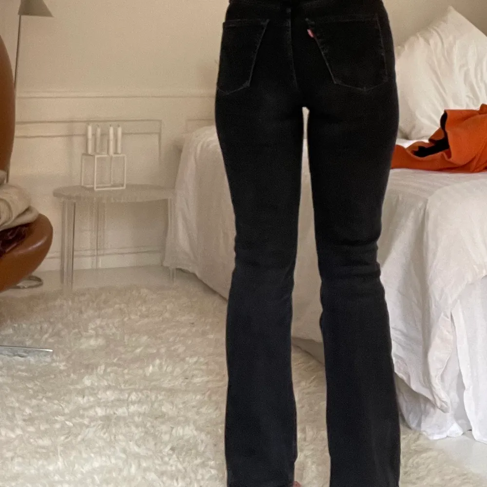 Straight/bootcut jeans från Levis i storlek 24/30. Säljer pågrund av att dem inte kommer till användning längre💜💚💙. Jeans & Byxor.