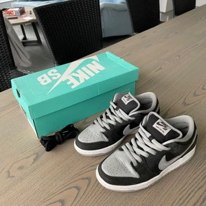 Nike SB dunks j-pack gråa - Nike SB dunks j-pack gråa i bra skick Storlek 40