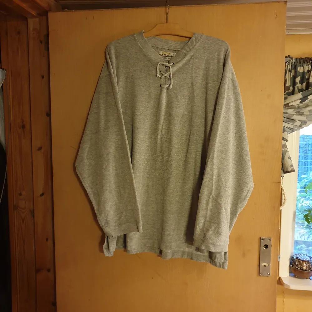 Supersnygg tröja från Rocky,grå med snörning,stl XL,såldes på JC förr. Hoodies.
