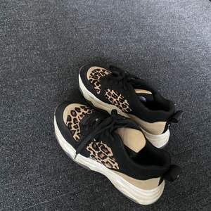 Snygga skor med leopardmönster perfekta nu till hösten och vintern med en lite högre sula. Vid flera intresserade, budgiva i kommentarerna :)