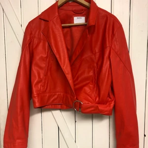 Röd ”läderjacka ” cool - Snygg jacka i läderimitation . Röd cool - aldrig använd från Bershka .