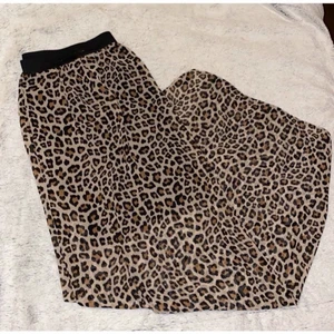 Maxikjol - En lång kjol, går ungefär till anklarna på mig och jag är 166cm. Stl L 