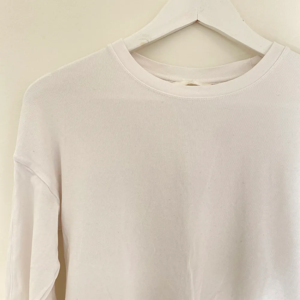 Säljer denna vita långärmade t-shirten från h&m! Använd men i bra skick😁 den är i storleken S men skulle vilja säga att den är mer som en XS💕 . T-shirts.