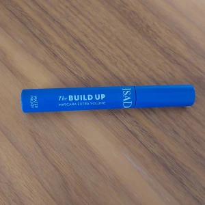 The Build Up Mascara Extra Volume Waterproof - Blå tub med IsaDora The Build Up Mascara Extra Volume Waterproof. Ger extra volym till fransarna och är vattenfast, perfekt för en intensiv look. Enkel att applicera med klassisk borste.