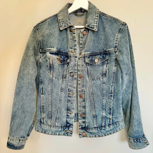Jeansjacka - En oversize jeansjacka i storlek XS. Vill man inte ha den oversize passar den S. Den är knappt använd då den är för liten för mig. 