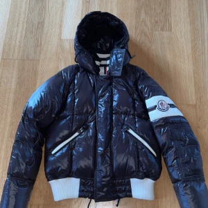 Moncler jacka L - En väldigt bekväm och varm jacka ifrån Moncler. Storlek Large och köpt på kaspersheat för 4000kr, säljer för 1700 pris kan diskuteras.