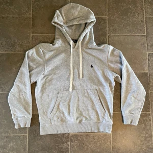 Ralph Lauren hoodie - •9/10 skick - som ny✅ •Storlek - S📏 •Inkluderat - hoodie👕 •Fraktar - inom 24h📦