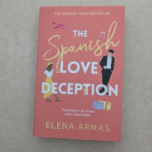 The Spanish Love Deception - En romantisk feelgood-roman på engelska av Elena Armas. Omslaget är korallrött med illustrationer av en kvinna och en man, resväskor och ett flygplan. Perfekt för dig som gillar enemies-to-lovers och fake-dating-teman.