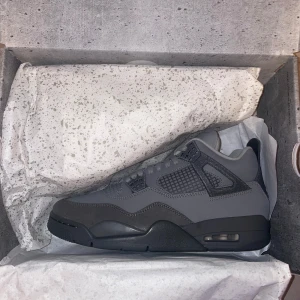 Jordan 4 Retro SE Paris Olympics Wet Cement - Säljer ett par Jordan 4 Retro SE Paris Olympics Wet Cement. Endast tagna ur boxen för att ta bild på. 