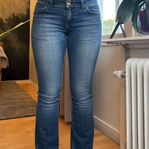 Midwaist bootcut jeans - Mammas gamla jeans som hon aldrig hann använda så nästan helt oanvända stretchiga supersköna jeans men skitsnygg ”tvätt”. 