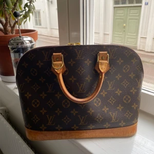 Louis Vuitton Alma bag - Säljer min fina Louis Vuitton Alma bag med underbar patina. Väskan är vintage och har varit mycket älskad. PM för mer info och fler bilder 🌸
