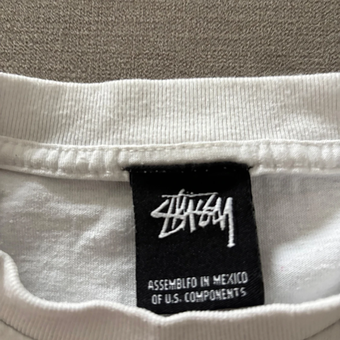 Vit t-shirt från Stüssy med logga - 2