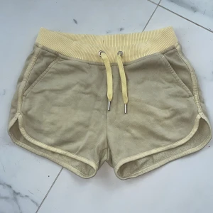 Peak Performance shorts - De här shortsen är såå snygga, de har tyvärr blivit missfärgade och lite mer åt det ”gröna” hållet. Säljer därför billigt. Det går att färgtvätta de och då tror jag att dom ska bli gula igen. 🫶🏻💕Jag vet inte riktigt vilket skick jag ska ta, eftersom de är i superfint skick, men just då missfärgade, så tog bara en av de💞