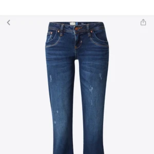 Blå jeansbyxor från LTB Valerie - Säljer dessa jätte fina jeans från LTB i modell valerie. De är väldigt lågmidjade och utsvängda längst ner. Storleken är 24x32. Bara använda ett fåtal gånger så i väldigt bra skick. Jag säljer pågrund av att de är lite långa på mig som är cirka 157 cm.  Köpts för 900 och säljer för 600 kr. Hör av er om ni har fler frågor💕💕