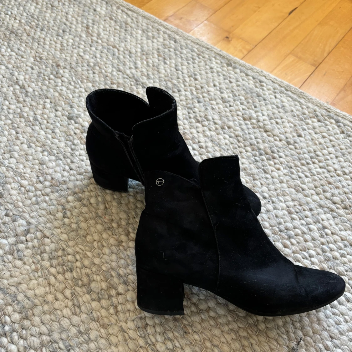Svarta mocka boots med klack från tamaris