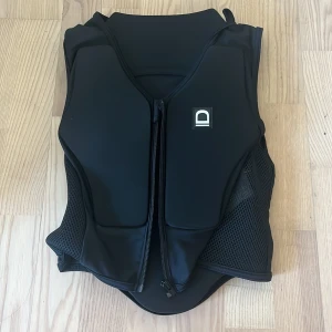 !!INTRESSEKOLL!! - Intressekoll på min gamla ridväst från equipage, jag vill se om någon vill köpa den pga att den är för liten och jag vill gärna ha en ny.