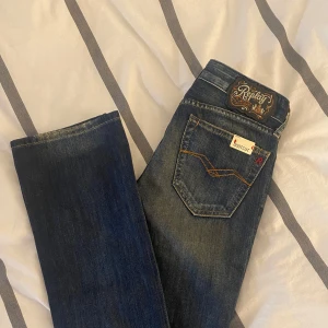 Low waist jeans  - Helt nya replay med lappen kvar, jätte snygga detaljer på fickorna. 