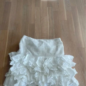 Vit volangkjol - Så fin , liten fläck på sidan men inget man tänker på zooma in för att se