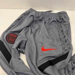Grå PSG byxor från Nike - Grå psg byxor bra pass form. Skriv om du vill ha mer bilder eller någon annan typ av information. Jag är 166 inte tjock och dom är lite långa på mig kan du se på bild fyra så om du är 167-182 tror jag dom skulle passa dig bra