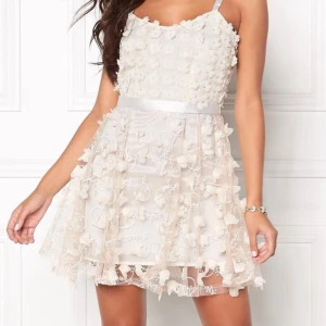 Finaste studentklänningen - Säljer denna fina fina klänning från Ida Sjöstedt, finns ingen mer perfekt studentklänning enligt mig. Mycket fint skick endast använd 1 gång. Är i storlek 34. Skriv för egna bilder så löser jag det💗