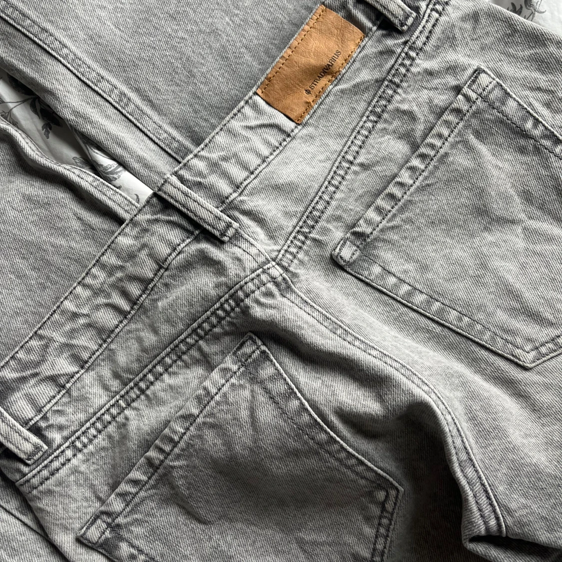 Grå jeans från Stradivarius
