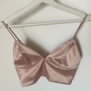Ljusrosa topp - Ljusrosa topp från H&M. Sparsamt använd. Strl XS. Plagger är i mycket bra skick. Justerbara band, går bra att reglera.